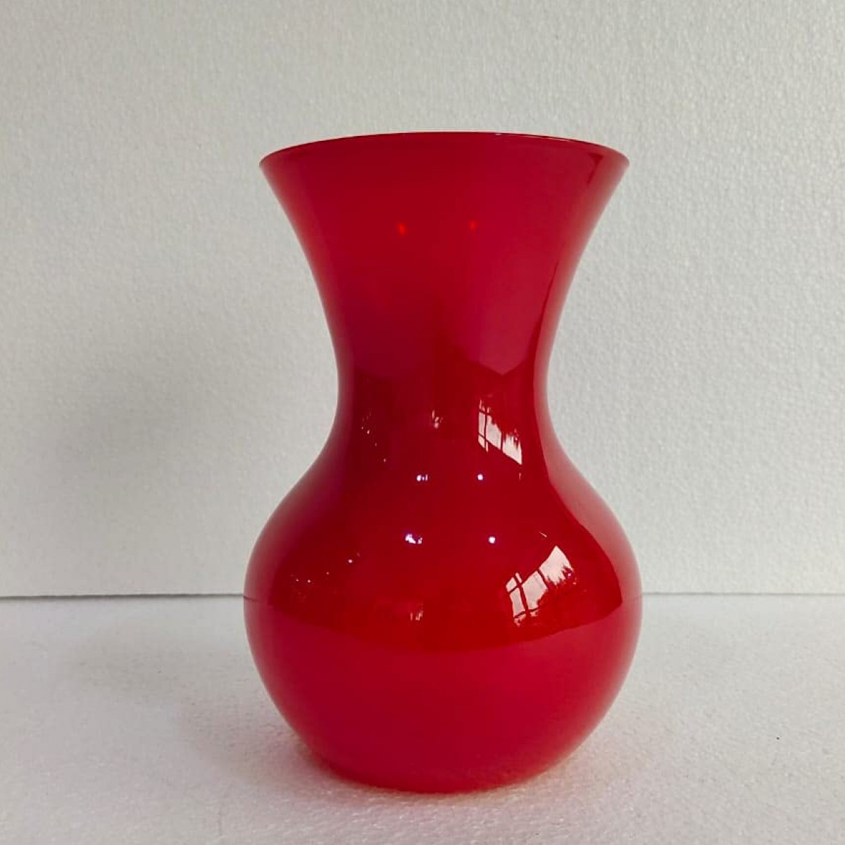 5146 Sweetheart Red 11x18cm Acrylic Vase - 1 No